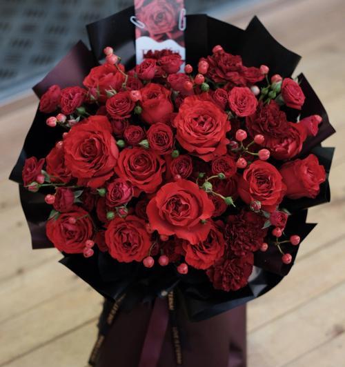 红色玫瑰花的象征意义（红色玫瑰花的美丽与深情）