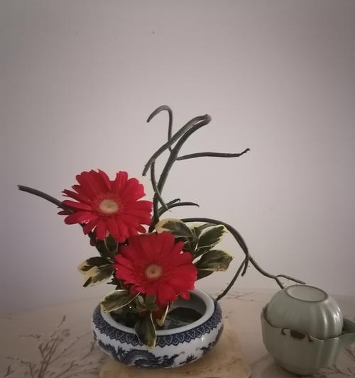 用插花作品展现寓意的艺术之美（插花作品的名称和寓意）