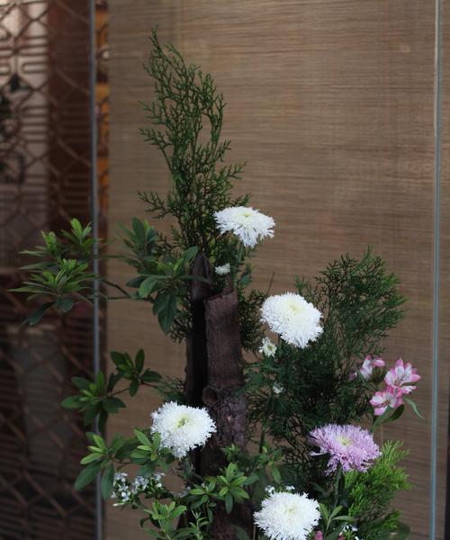 用插花作品展现寓意的艺术之美（插花作品的名称和寓意）
