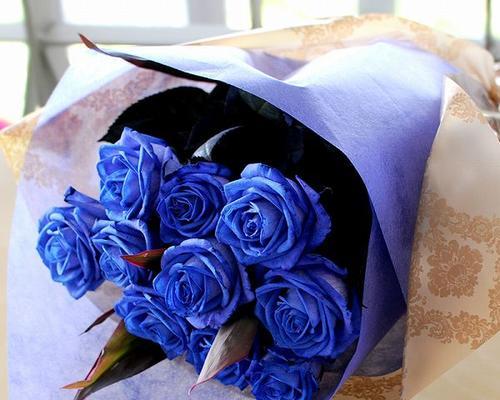 蓝色玫瑰花的寓意与象征（探索蓝色玫瑰的深邃之美）