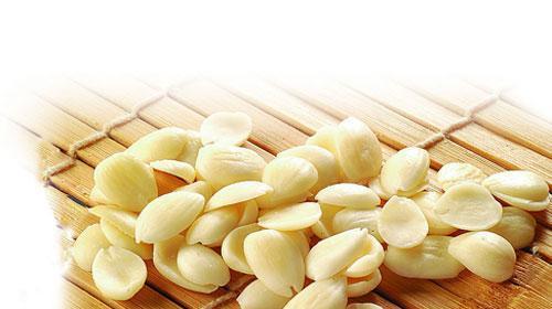 杏仁的营养价值及生食方法（让你了解杏仁的好处与正确生吃方式）