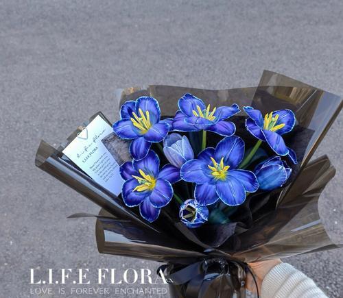 蓝色玫瑰郁金香花束的花语是什么？如何选择搭配颜色？