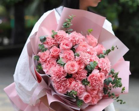 粉色康乃馨的花语是什么？粉色康乃馨代表什么含义？