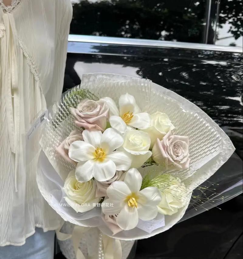 两支白玫瑰一支郁金香什么意思？这种组合花束的含义是什么？