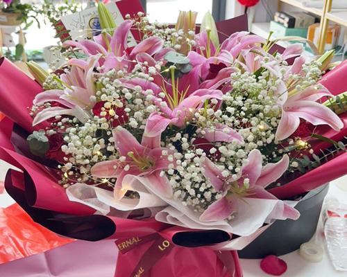 十支康乃馨什么意思？送女孩子百合花寓意着什么意思？