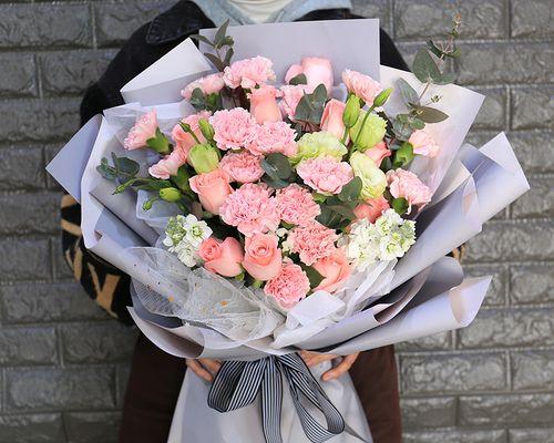 康乃馨花的寓意是什么？它在送礼中象征着什么？