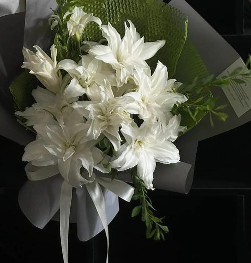 道具花香百合的花语是什么？寓意何在？