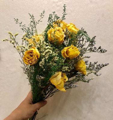 香槟玫瑰花在插花中的搭配技巧是什么？如何突出其特色？