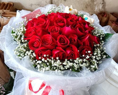 红玫瑰混搭56朵花语是什么？56朵玫瑰组合的特别意义是什么？