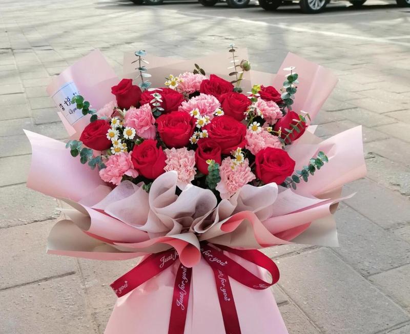 红玫瑰混搭56朵花语是什么？56朵玫瑰组合的特别意义是什么？