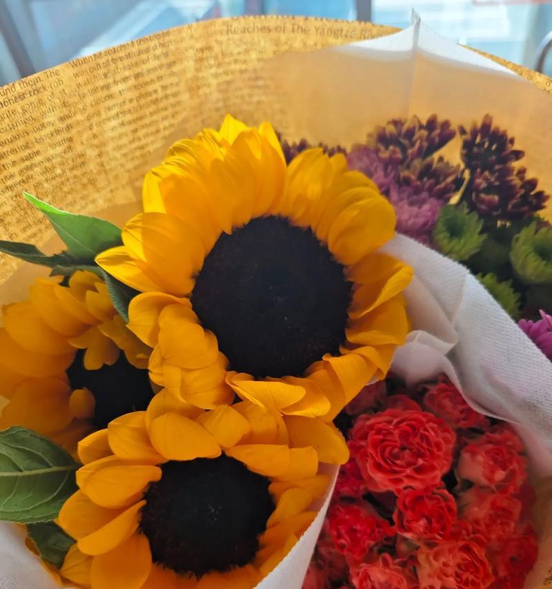 蹭个朋友的花束是什么意思？它的花语表达了什么？