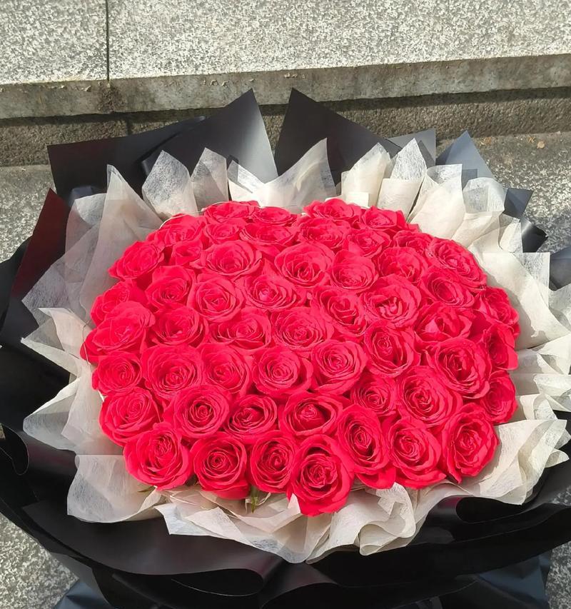 钟情于红玫瑰的花语是什么？它表达了哪种情感？
