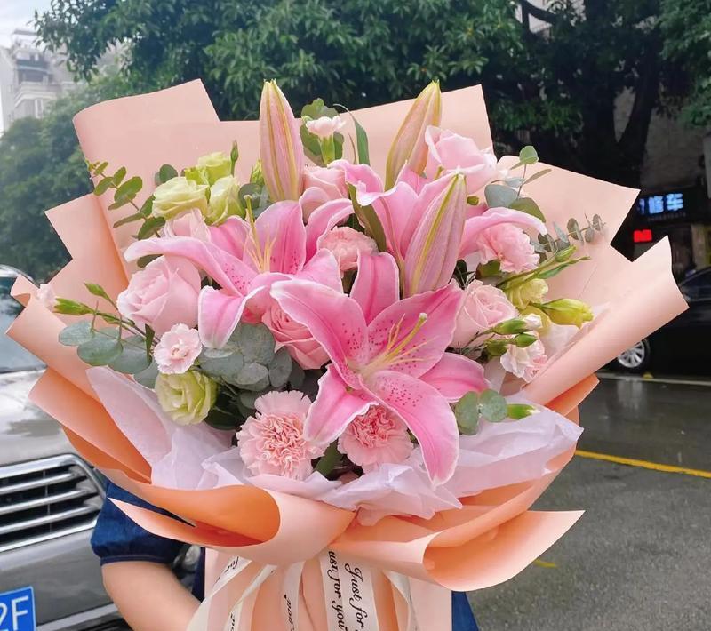 玫红色百合的花语是什么？百合花语有何特别之处？