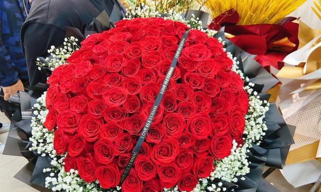 毛织红玫瑰花99朵的花语是什么？99朵红玫瑰有何寓意？